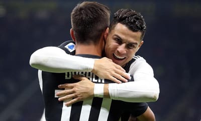 VÍDEO: dizem que Ronaldo beijou Dybala e a coisa tornou-se viral - TVI