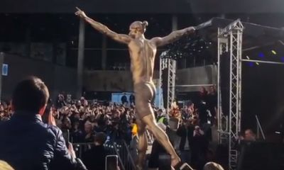 VÍDEO: o momento em que a estátua de Ibrahimovic é revelada - TVI