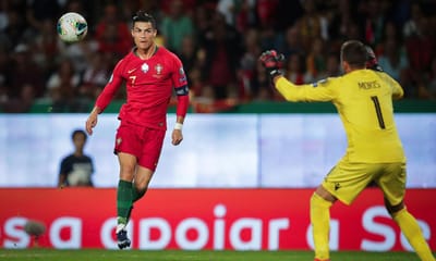 Ronaldo festejou golo 700 e a resposta de Evra pôs toda a gente a rir - TVI