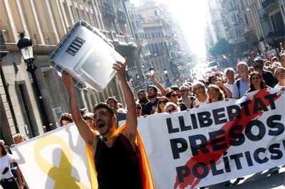Manifestantes em Barcelona desmobilizam mas prometem "ciclo de desobediência civil" - TVI