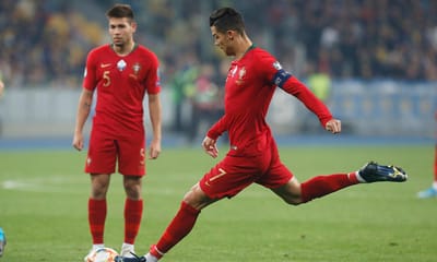 Ronaldo rematou tanto em Kiev como Ucrânia nos dois jogos com Portugal - TVI