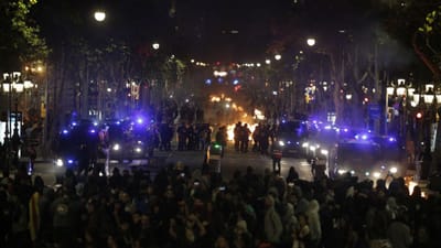 Catalunha: debaixo de pedras e petardos, a polícia já deteve 51 manifestantes - TVI