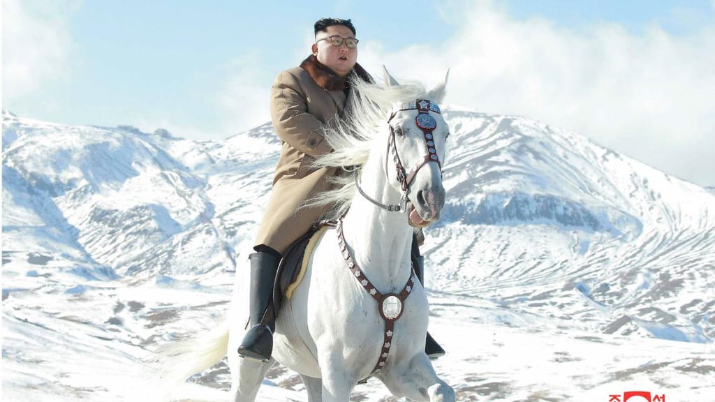 Kim Jong-un, líder norte-coreano, fotografado a cavalo no Monte Paektu, considerado sagrado