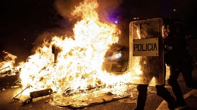 Catalunha: marchas "pacíficas" com 45 incêndios, 33 detenções e polícias feridos - TVI