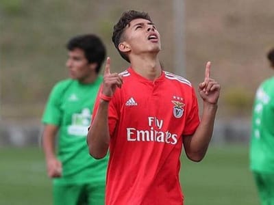VÍDEO: miúdo do Benfica faz golaço pela seleção inglesa - TVI