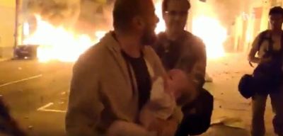 Vídeo mostra pai com bebé ao colo cercado por chamas na Catalunha - TVI