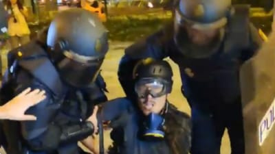 Repórter fotográfico do El País detido durante confrontos em Barcelona - TVI