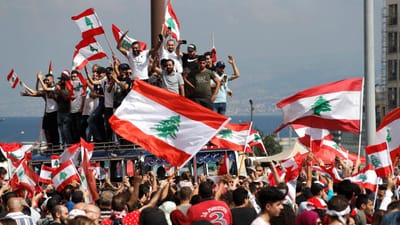 Protestos contra regime político no Líbano voltam às ruas com milhares de pessoas - TVI