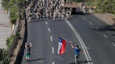 Um morto e 580 detidos em noite de violência no Chile - TVI