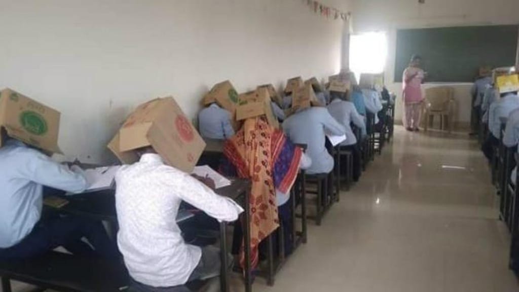 Estudantes com caixa na cabeça para não copiarem