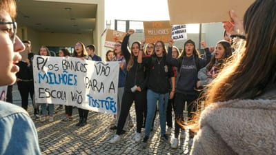 Alunos da Escola Secundária do Pinhal Novo em protesto contra falta de funcionários - TVI