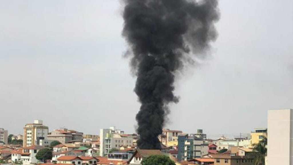 Avião cai em bairro residencial no Brasil