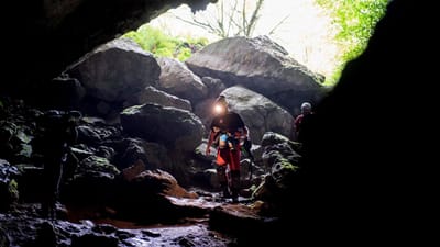 MF Mundo: espeleólogos portugueses retirados da gruta - TVI