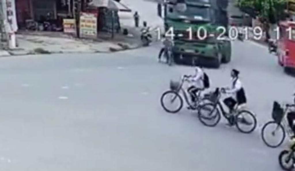 Acidente entre bicicleta e camião (reprodução YouTube)