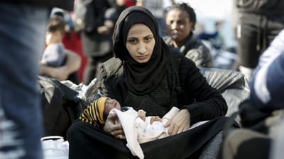 Grécia impõe quarentena em campo de refugiados com duas mil pessoas - TVI
