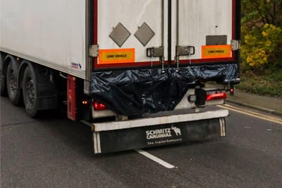 16 migrantes encontrados num camião que ia embarcar da Holanda para Inglaterra - TVI