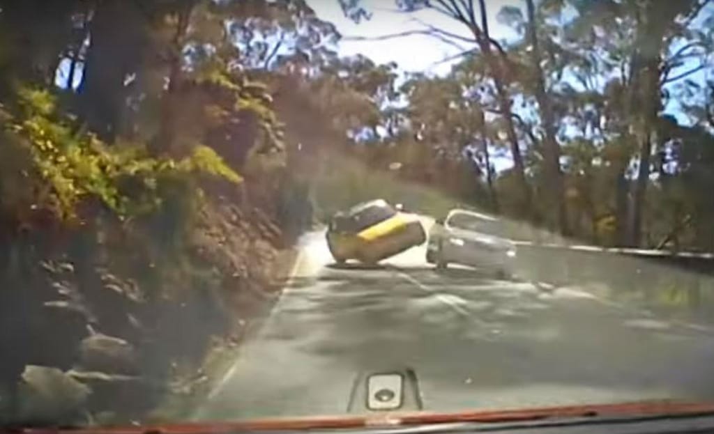 Ultrapassagem provoca acidente (reprodução YouTube 'Dash Cam Owners Australia')