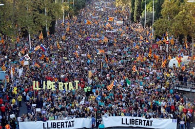 Catalunha: cerca de 350 mil pessoas em protesto pela libertação de independentistas - TVI