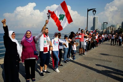 Manifestantes formam cordão humano com 170 quilometros no Líbano - TVI