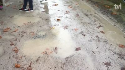 Rua junto a escola fica "alagada" no inverno e com "poeira insuportável" no verão - TVI