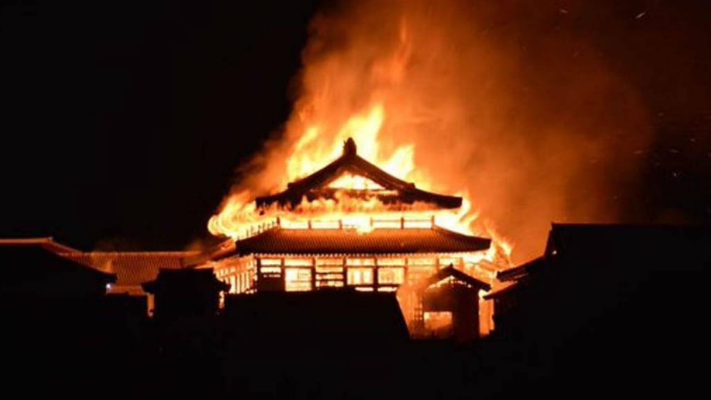 Incêndio atinge castelo histórico em Okinawa, Japão