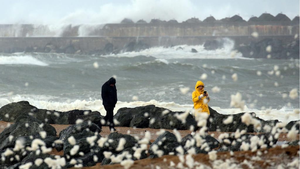 Depressão Amélie atinge França com ventos de quase 150 km/hora