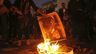 Manifestantes queimam retratos de Felipe VI em Barcelona - TVI