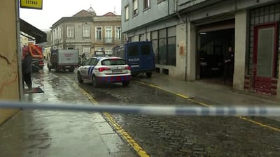 Despiste de carro contra casa no centro do Porto faz dois mortos - TVI