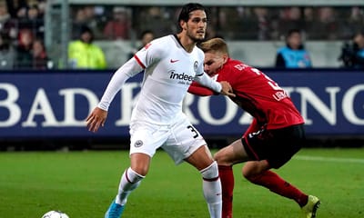 Eintracht Frankfurt de Paciência e André Silva perde e acaba com nove - TVI