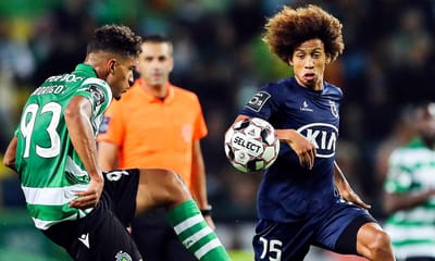VÍDEO: jogador do Belenenses pede desculpa ao árbitro Tiago Martins - TVI