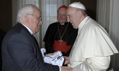 VÍDEO: Papa Francisco recebeu camisola do Vitória de Guimarães - TVI