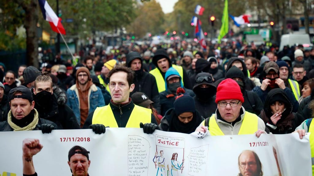 Coletes amarelos comemoram um ano com novas manifestações