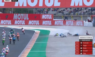 VÍDEO: chamas, cinco pilotos no chão e uma bandeira vermelha no Moto3 - TVI