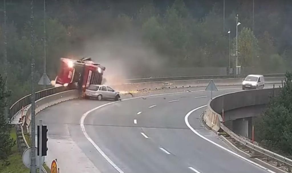 Acidente entre utilitário e camião na Eslovénia (reprodução YouTube «Klip»)