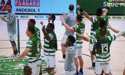 VÍDEO: claques deixam jogadores do Sporting de braços estendidos - TVI