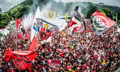 VÍDEO: ambiente apoteótico à saída do Flamengo para a Libertadores - TVI