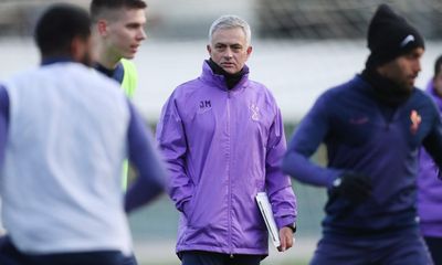 Mourinho e jogadores do Tottenham apanhados a treinar num parque - TVI