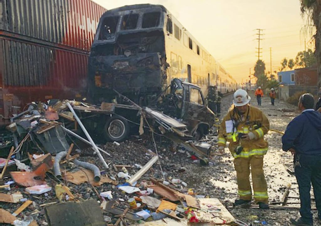 Acidente entre comboio e autocaravana na Califórnia