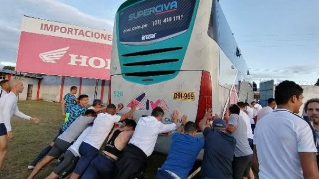 Jogadores do Alianza Lima a empurrar autocarro