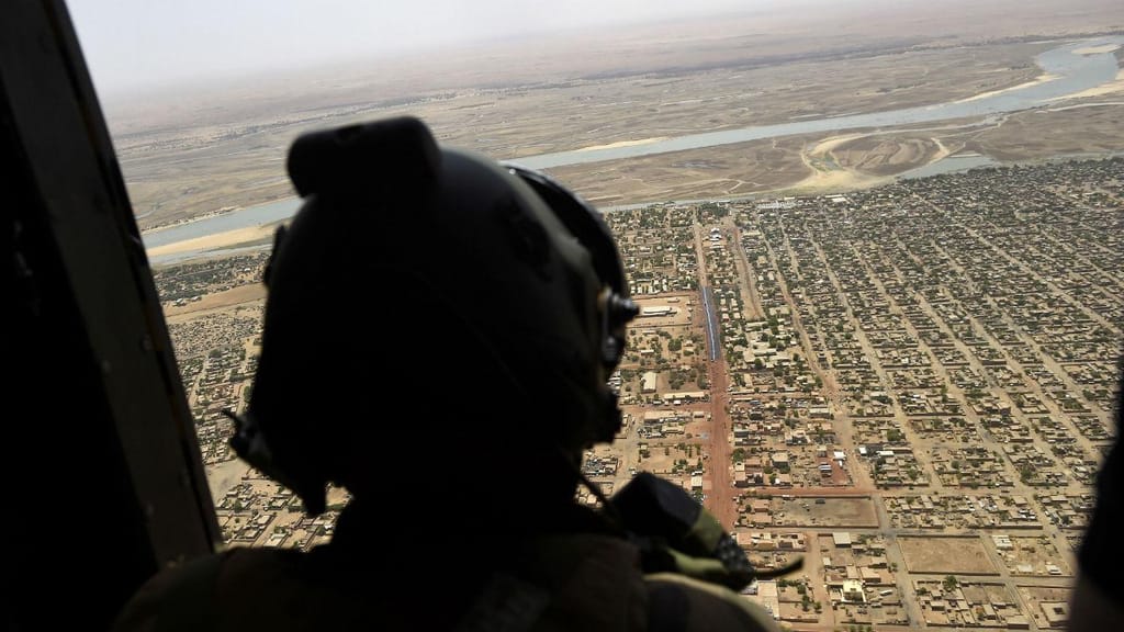 Colisão de dois helicópteros mata 13 militares franceses no Mali