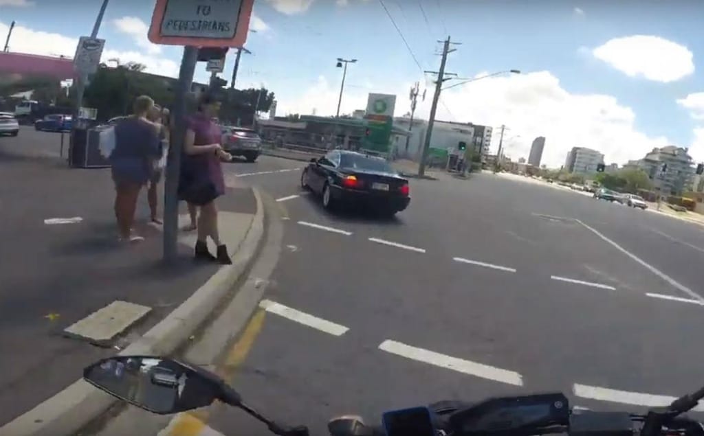 Motociclista tira os olhos da estrada e vai ao chão (reprodução YouTube)
