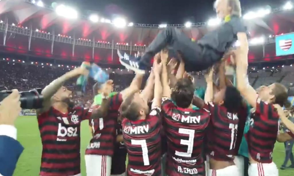 Jogadores do Flamengo atiram Jesus ao ar