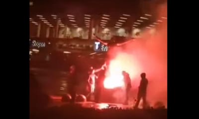 VÍDEO: adeptos do Malmo pegam fogo à estátua de Ibrahimovic - TVI