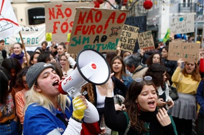 Greve climática volta às ruas em Portugal e envolve 157 países - TVI
