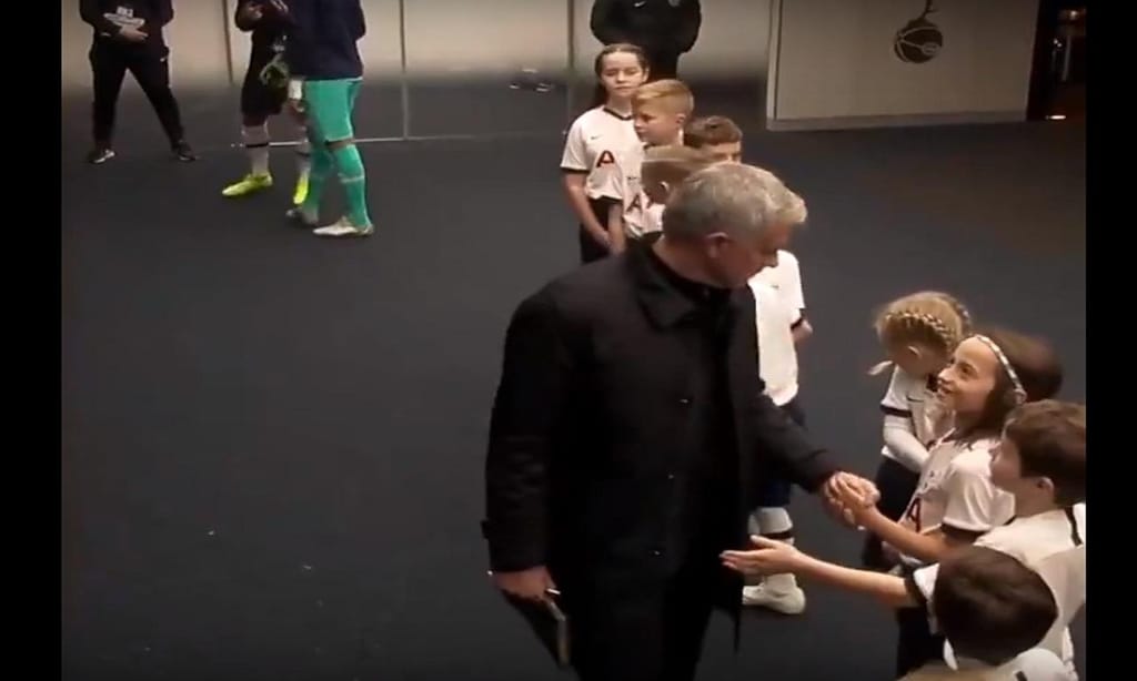 Mourinho cumprimenta crianças uma por uma