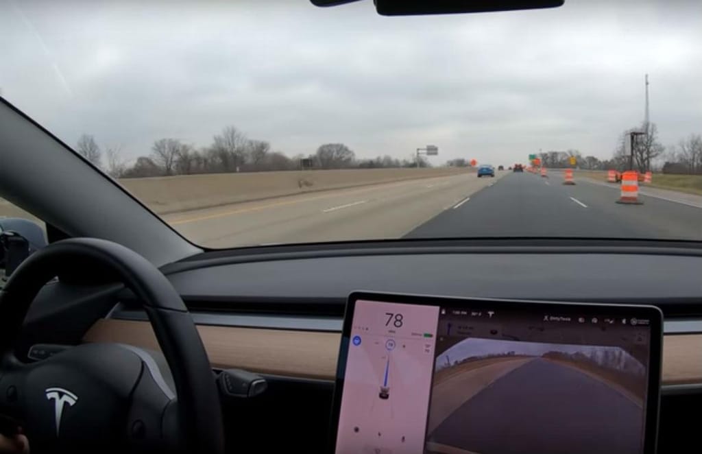 Tesla Model 3 com o Autopilot (reprodução YouTube «Dirty Tesla»)