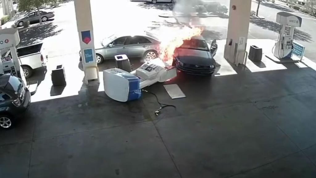 Acidente em bomba de gasolina (reprodução YouTube)