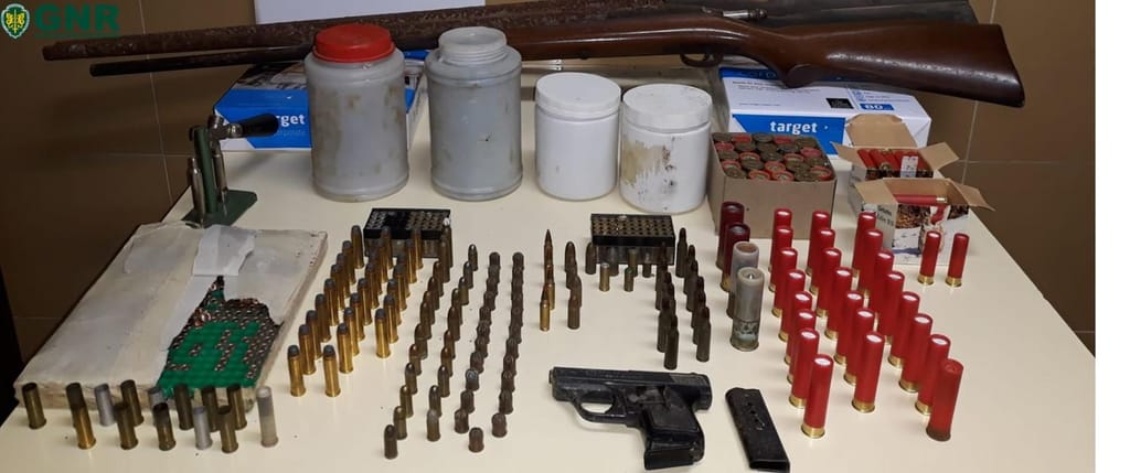GNR apreende armas, munições e material para fabrico de explosivos em casa de serralheiro de 37 anos