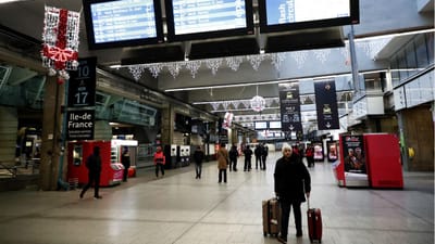 Comboios parados, aeroportos a meio gás e escolas fechadas em França devido à greve - TVI