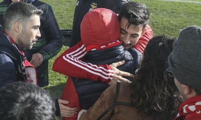 VÍDEO: visita especial no adeus do Benfica à Covilhã - TVI